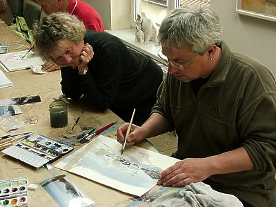 Christian Burkhardt beim Landschaftsaquarellworkshop im Kursraum der Kunstschule Allg&auml;u / Bildungswerk St. Severin