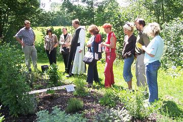 Pater Klaus bei einer Führung durch den Kloster-Kräuterschaugarten mit über 200 Heilkräutern