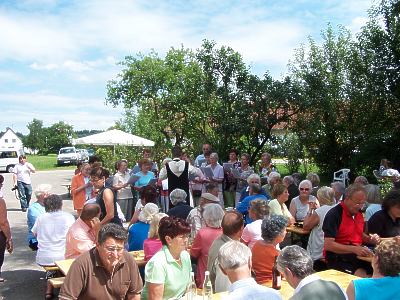 Zahlreiche Besucher genossen das sch&ouml;ne Wetter im Schatten der B&auml;ume